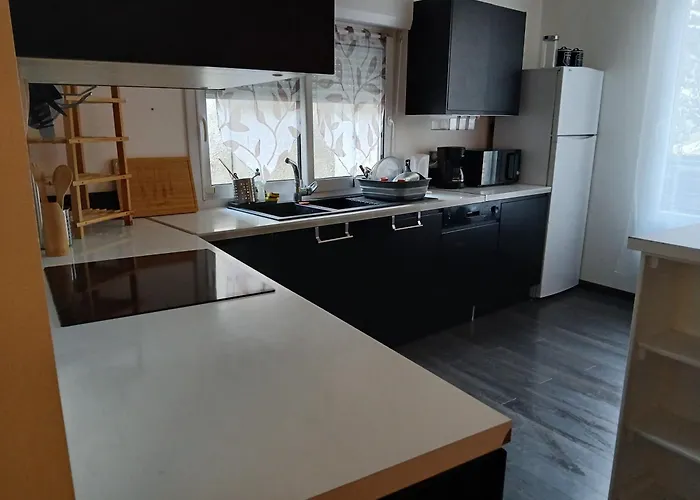 De 90 M2 Climatise Avec Terrasse * 오비에르